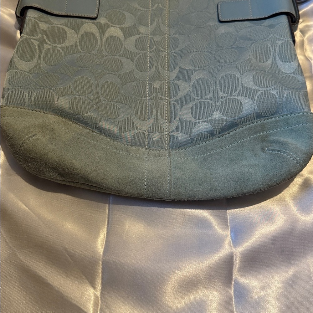Coach perfect Y2K Soho Tiffany Blue Messenger/ Shoulder Bag
13 - Picture 7 of 11